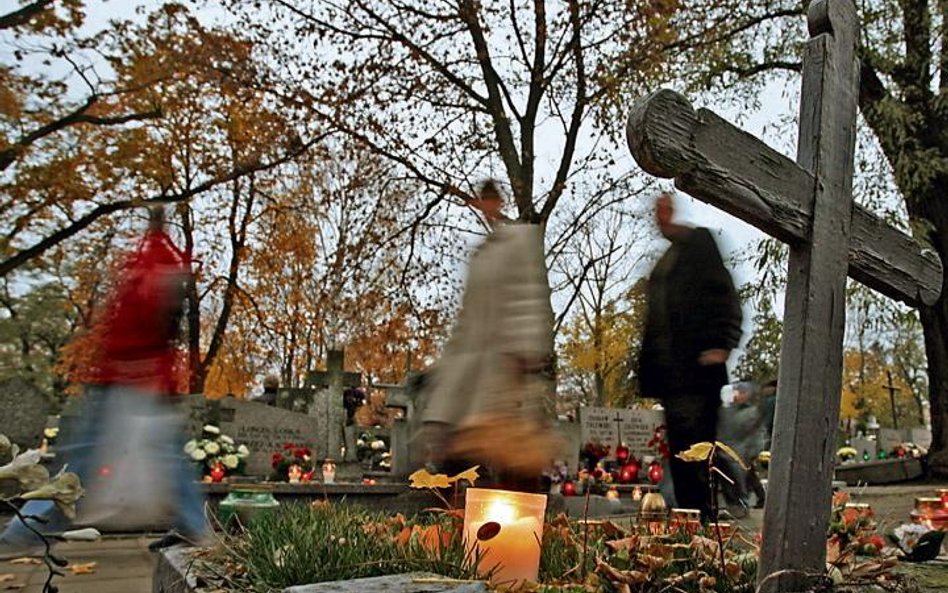 Z sondażu GfK Polonia dla “Rz” wynika, że w ten weekend 92 proc. Polaków odwiedzi groby swoich blisk