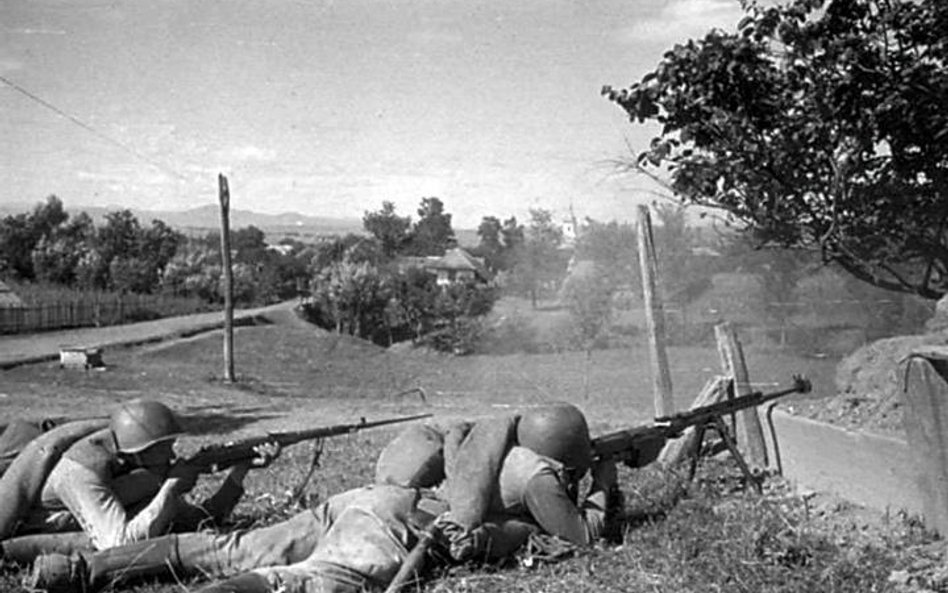 Sowiecka piechota podczas ofensywy w Rumunii, sierpień 1944 r.