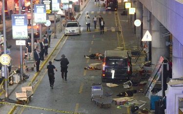 Ofiary zamachu przed wejściem do hali przylotów lotniska w Stambule. Przed zamachem spadek ruchu tur