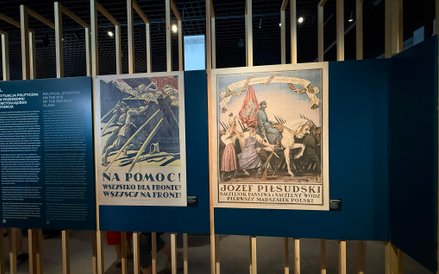 Obejrzą też plakaty zachęcające do walki