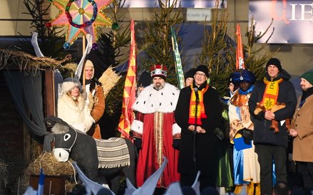 Monarchowie uroczyście przekazali Dzieciątku dary: złoto, kadzidło i mirrę.