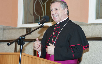 Arcybiskup Dzięga z nagrodą za "szerzenie zasad katolickich"