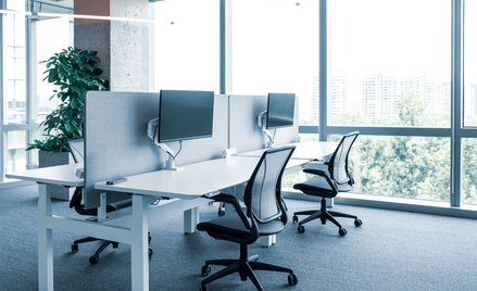 Czy pracownik otrzyma odprawę, jeśli nie zgodził się na degradację?