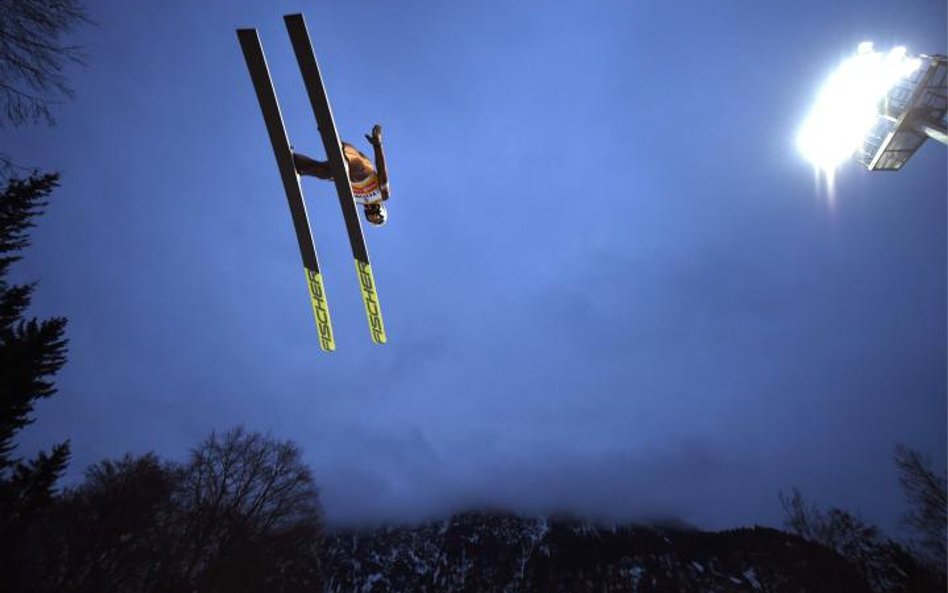 Kamil Stoch leci nad Oberstdorfem