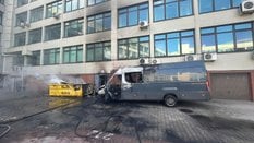 Płomienie bardzo szybko się rozprzestrzeniły, zajmując pobliski kontener na śmieci oraz budynek strz