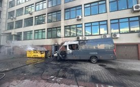 Płomienie bardzo szybko się rozprzestrzeniły, zajmując pobliski kontener na śmieci oraz budynek strz