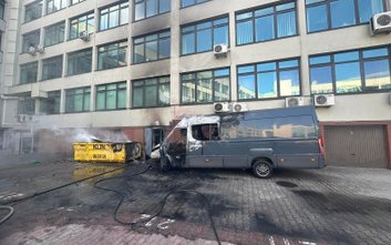 Płomienie bardzo szybko się rozprzestrzeniły, zajmując pobliski kontener na śmieci oraz budynek strz