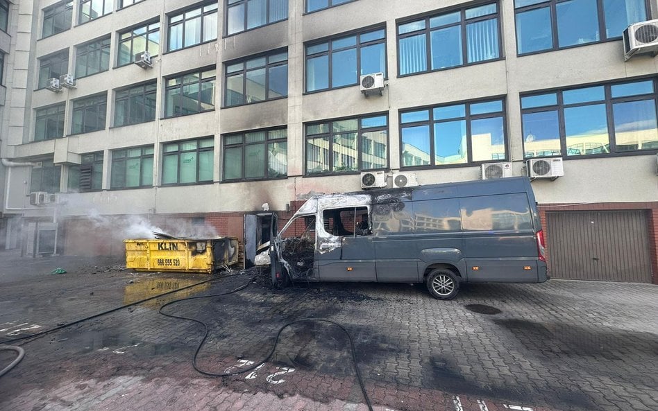 Płomienie bardzo szybko się rozprzestrzeniły, zajmując pobliski kontener na śmieci oraz budynek strz