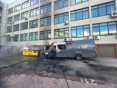 Płomienie bardzo szybko się rozprzestrzeniły, zajmując pobliski kontener na śmieci oraz budynek strz