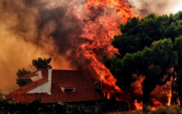 Płonący dom w Kinecie, w pobliżu Aten