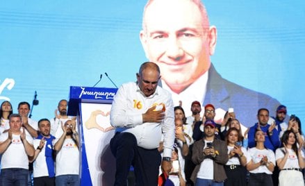 Premier Nikol Paszynian w czasie wiecu swojej partii