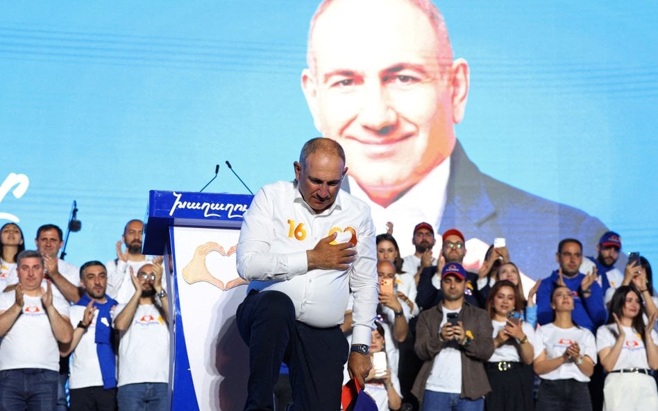 Premier Nikol Paszynian w czasie wiecu swojej partii