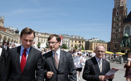 12.06.2011 KRAKÓW, RYNEK GŁÓWNY. WIZYTA PARLAMENTARZYSTÓW PIS W WOJEWÓDZTWIE MAŁOPOLSKIM. KONFERENCJ