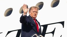 Donald Trump wsiada do Air Force One