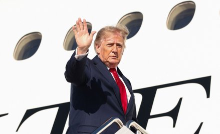 Donald Trump wsiada do Air Force One