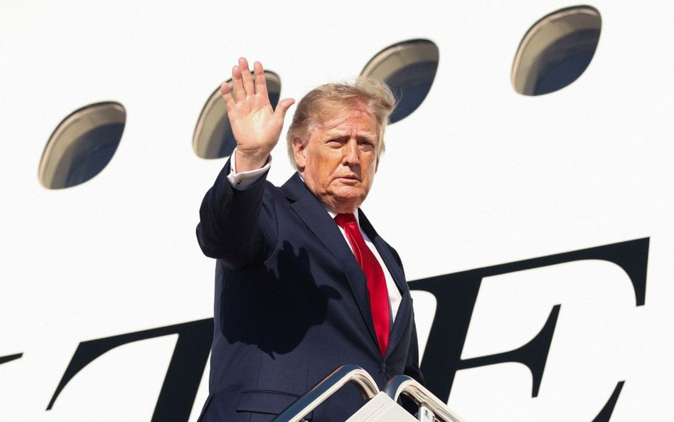 Donald Trump wsiada do Air Force One