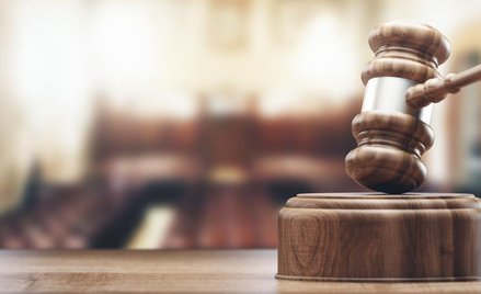 Rzecznik Finansowy pozywa Bank Handlowy i Santandera