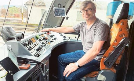 Jaroslav Rudiš za sterami pociągu. Pisarz chciał być maszynistą, jednak wada wzroku pchnęła go na in