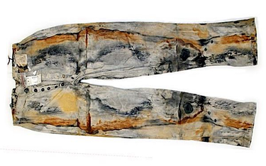 Spodnie wydobyto ze wraku spoczywającego u wschodnich wybrzeży USA. Statek zatonął w 1857 roku. Kufe
