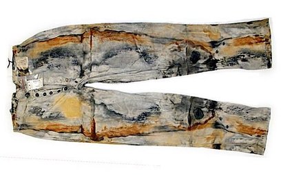 Spodnie wydobyto ze wraku spoczywającego u wschodnich wybrzeży USA. Statek zatonął w 1857 roku. Kufe