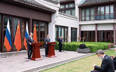 Szefowie rosyjskiej i chińskiej dyplomacji Siergiej Ławrow i Wang Yi na wtorkowej konferencji prasow