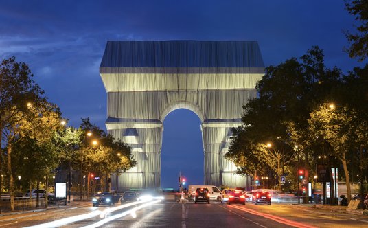 Opakowany Łuk Triumfalny.