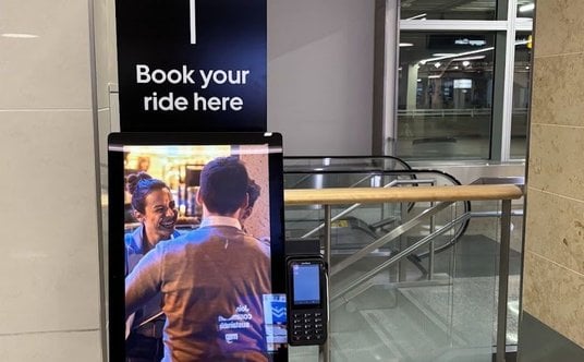 Kioski pozwalają zamówić przejazd bez konieczności instalowania aplikacji w telefonie