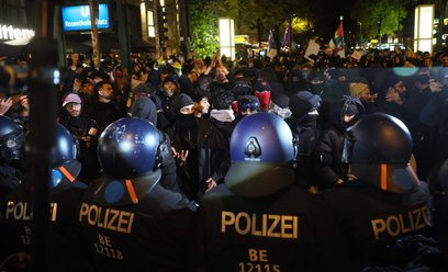 Policja z protestującymi podczas demonstracji pod hasłem w Berlinie