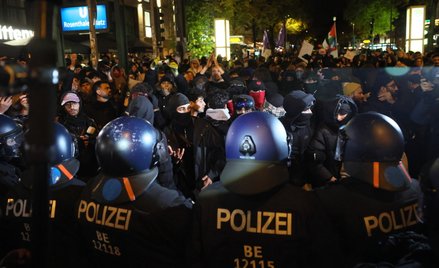Policja z protestującymi podczas demonstracji pod hasłem w Berlinie