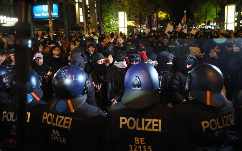 Policja z protestującymi podczas demonstracji pod hasłem w Berlinie