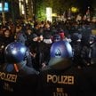 Policja z protestującymi podczas demonstracji pod hasłem w Berlinie
