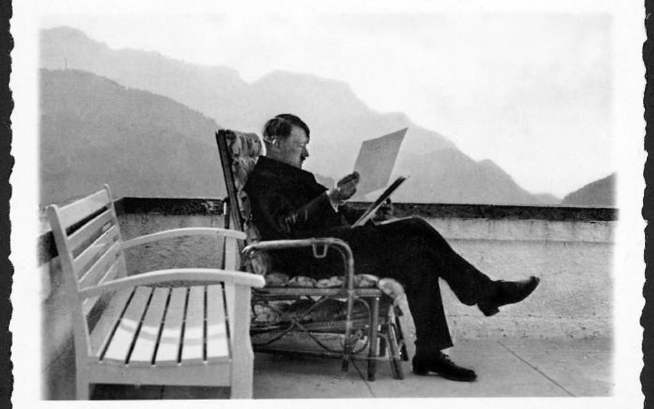 Adolf Hitler na patio w Berghof, około 1936 r.