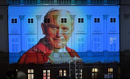 Iluminacja przedstawiająca papieża św. Jana Pawła II na Pałacu Prezydenckim w Warszawie, czwartek 9 