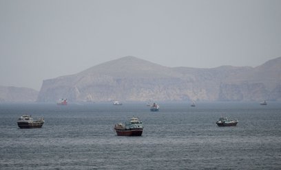 Statki i łodzie w Cieśninie Ormuz, Musandam, Oman, 22 kwietnia 2026 r.