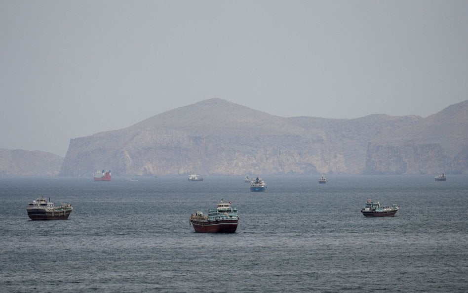 Statki i łodzie w Cieśninie Ormuz, Musandam, Oman, 22 kwietnia 2026 r.