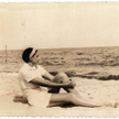 Józefina Szelińska na plaży w Jastarni, lata 30. A jak wyglądał Schulz w stroju kąpielowym?