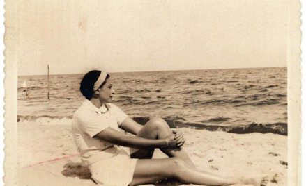 Józefina Szelińska na plaży w Jastarni, lata 30. A jak wyglądał Schulz w stroju kąpielowym?