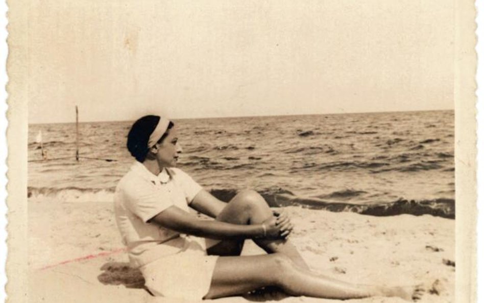 Józefina Szelińska na plaży w Jastarni, lata 30. A jak wyglądał Schulz w stroju kąpielowym?