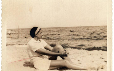 Józefina Szelińska na plaży w Jastarni, lata 30. A jak wyglądał Schulz w stroju kąpielowym?