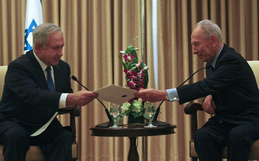 Beniamin Netanjahu (z prawej) z Szymonem Peresem