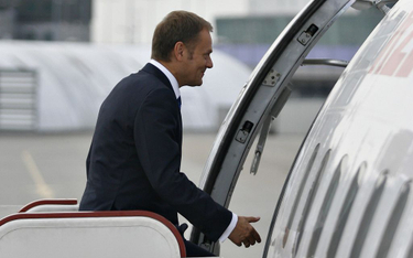 Donald Tusk wchodzi do samolotu rządowego. Fotografia z lipca 2009 r.