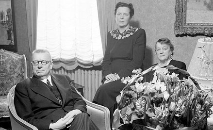 Juho Kusti Paasikivi (prezydent Finlandii w latach 1946–1956) w towarzystwie żony Alli i córki–archi