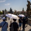 Upalny dzień na Moście Karola w czeskiej Pradze