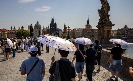 Upalny dzień na Moście Karola w czeskiej Pradze