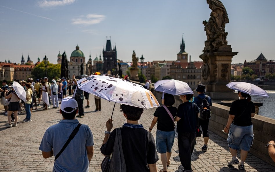 Upalny dzień na Moście Karola w czeskiej Pradze