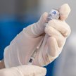 Pfizer zalega z dostawami szczepionek, ale proponuje udogodnienie