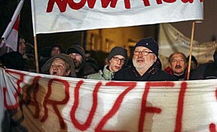 Przed dom generała Jaruzelskie- go przybyło kilkuset demon- strantów