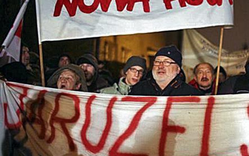 Przed dom generała Jaruzelskie- go przybyło kilkuset demon- strantów