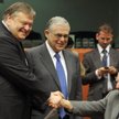 Minister finansów i premier Grecji - Evangelos Venizelos i Lucas Papademos rozmawiają z szefem niemi