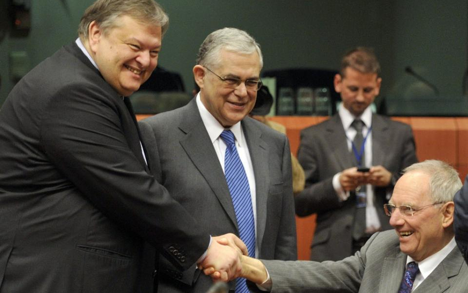 Minister finansów i premier Grecji - Evangelos Venizelos i Lucas Papademos rozmawiają z szefem niemi